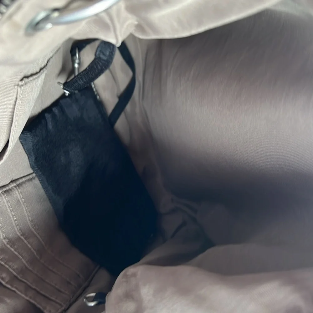 Baggallini crossbody bag with several pockets and adjustable strap